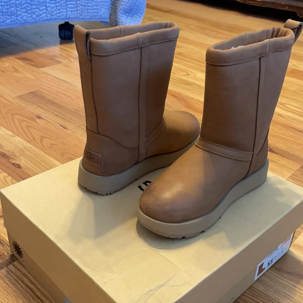 UGG size 5.5 waterproof classic short women’s - Picture 3 of 9